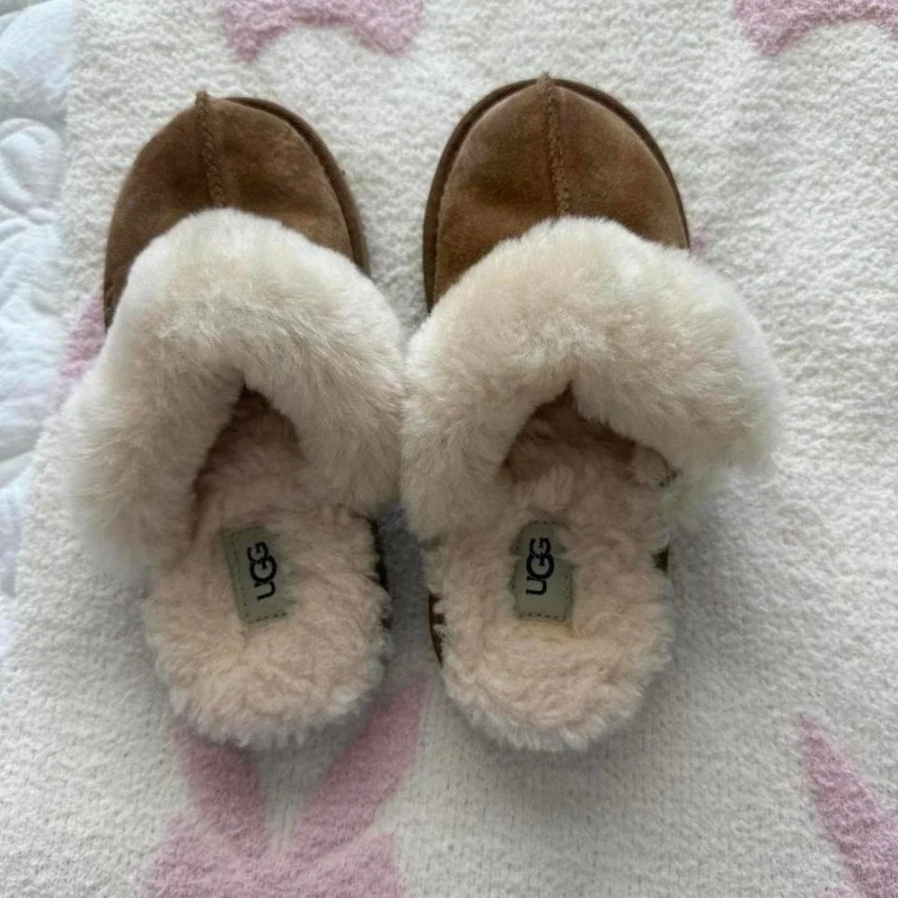 Ugg slippers brand new‎ never worn
